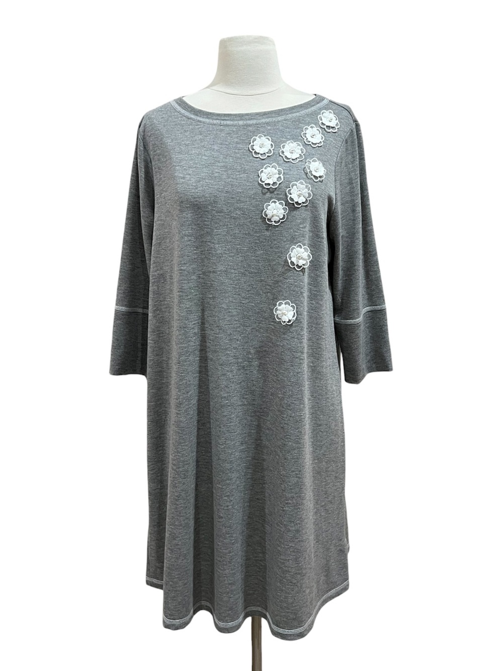 Tiana B. Grey Shift Dress with White Lace & Beaded Floral Appliqués Size Large
